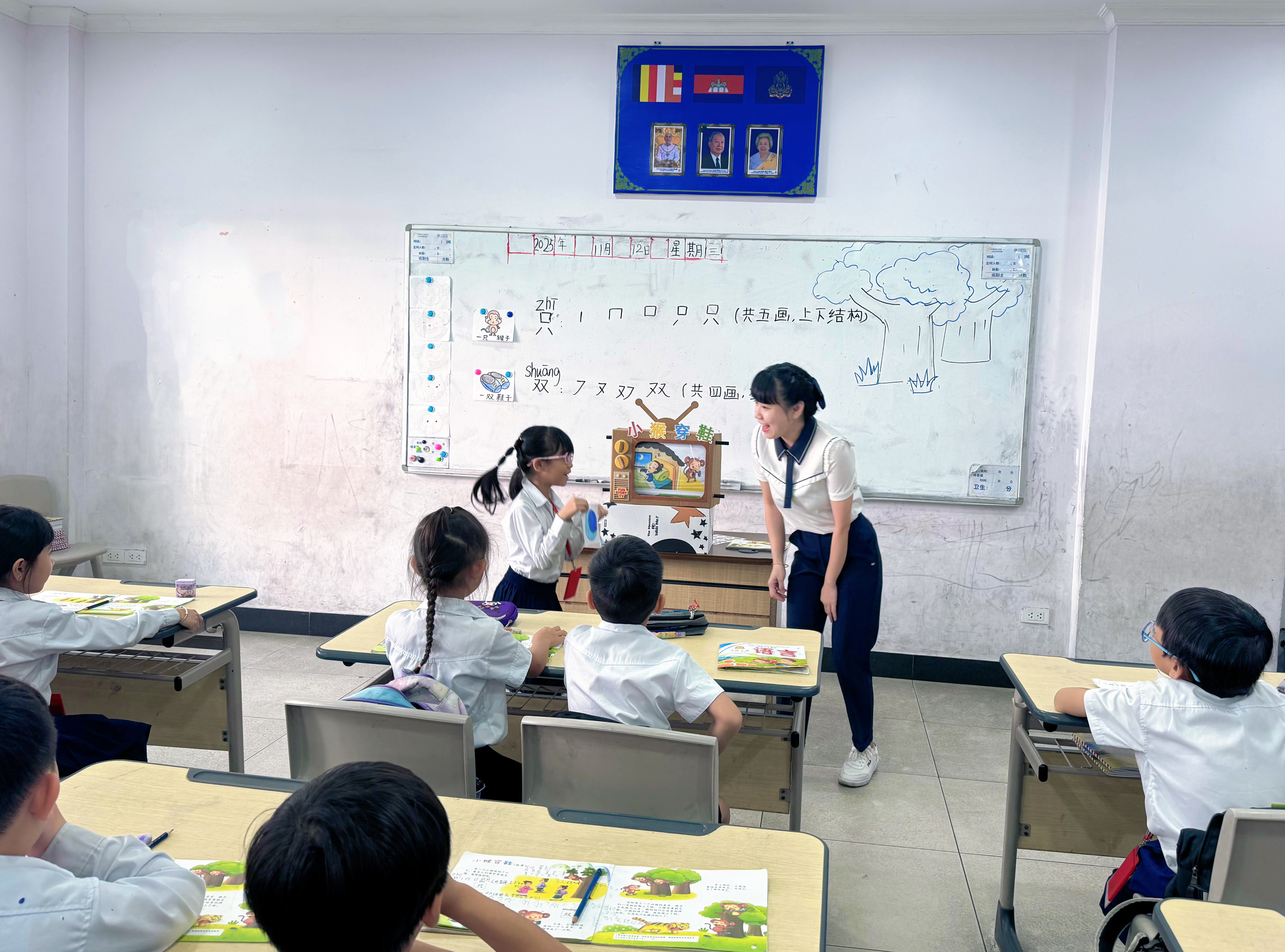 胡晓丽老师与学生在课堂上互动.jpg