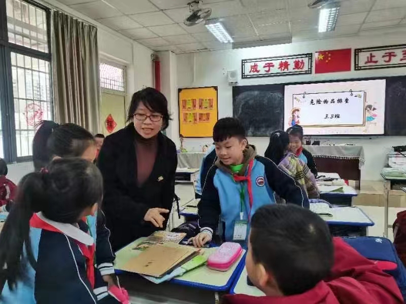 与孩子们亲切交流.jpg