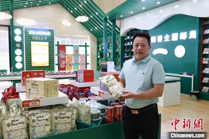图为罗岸峰介绍螺蛳粉产品。林馨 摄.jpg