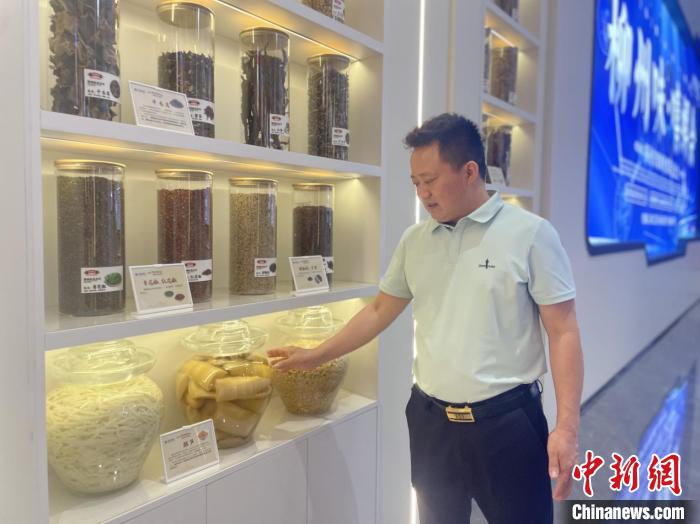 图为罗岸峰介绍酸笋。林馨 摄.jpg